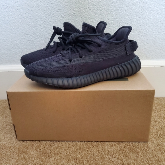 Yeezy 350 v2 Onyx - Picture 1 of 8